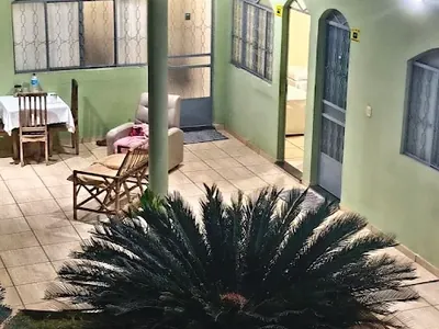 Área interna da pousada iluminada à noite