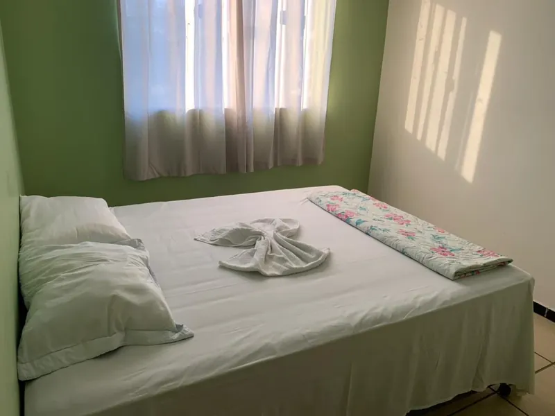 Quarto da pousada, com cama de casal arrumada