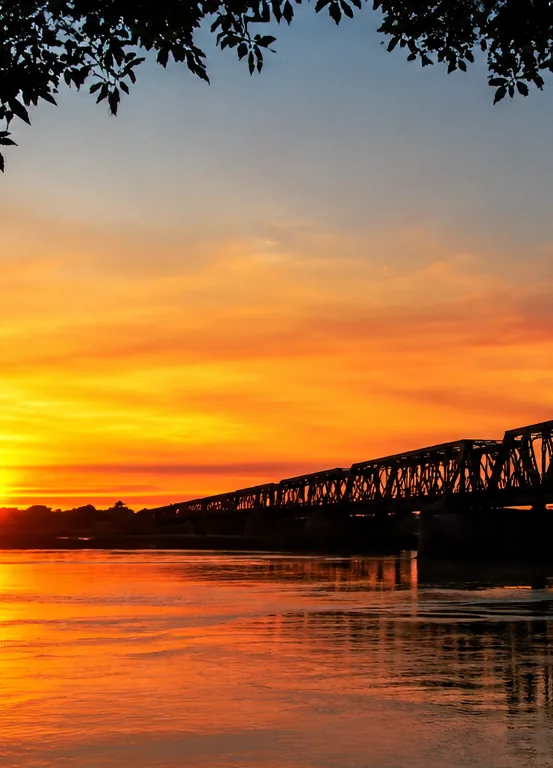 A Ponte Marechal Hermes sobre o Rio São Francisco, com o sol baixo no horizonte