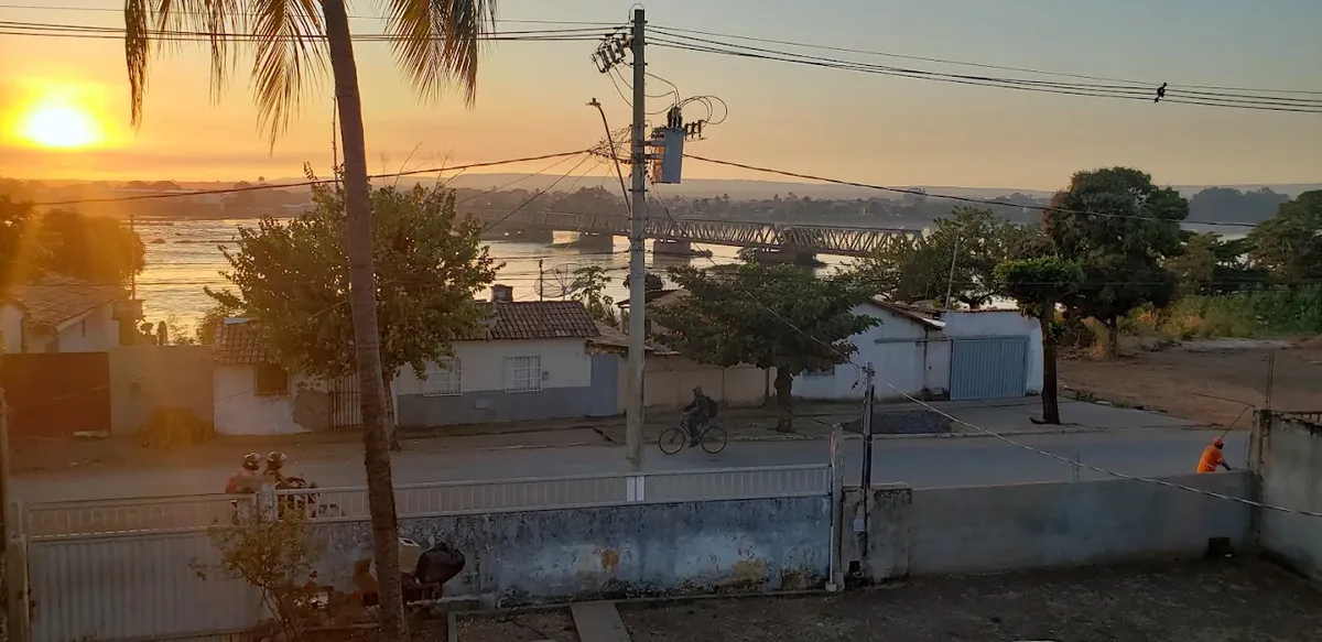 Vista da cidade e do rio ao amanhecer