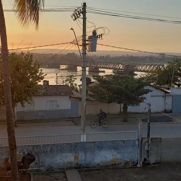 Vista da cidade e do rio ao amanhecer